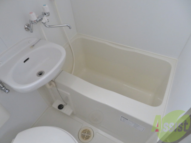 バス・シャワールーム　浴室は、ユニットバスタイプお風呂になります。