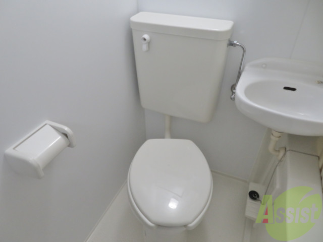 トイレ　トイレは、浴室についているので安心ですね。