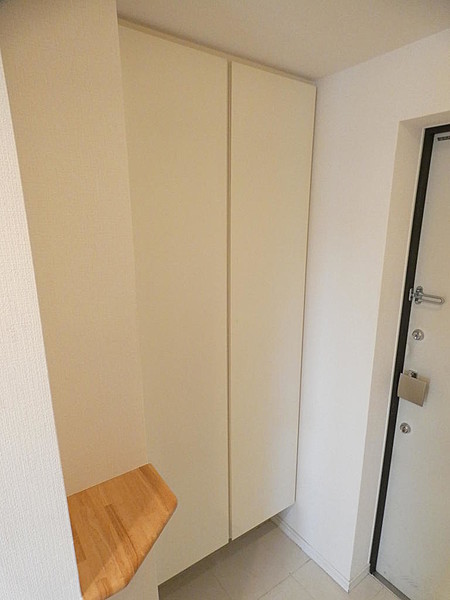 玄関　※別部屋の参考写真です。