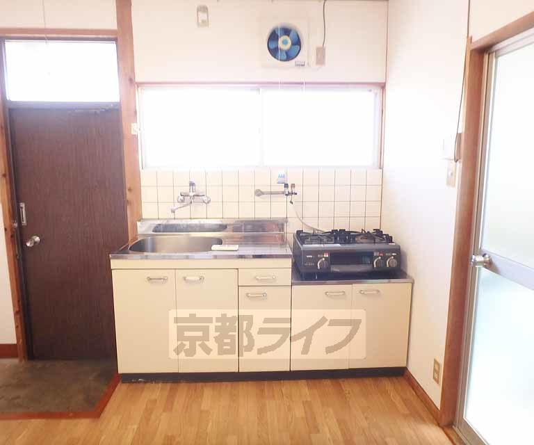 キッチン　窓に面した明るいキッチンスペースです