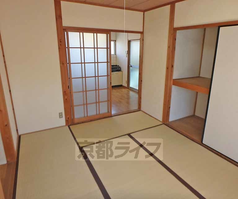 居室・リビング　素足でくつろげる畳のお部屋です