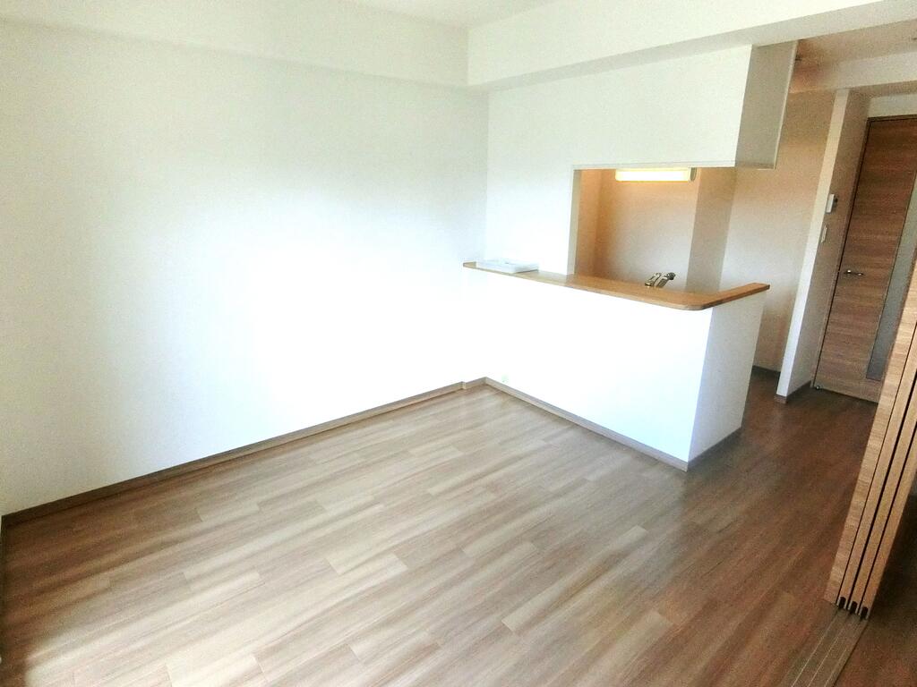 居室・リビング　明るく広いフローリングのお部屋です