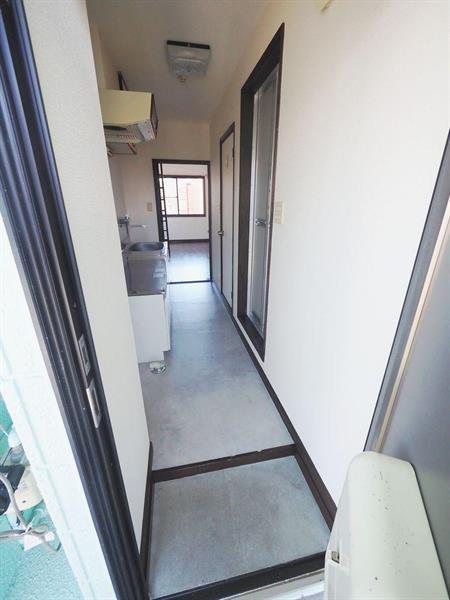 玄関　玄関から室内への様子です。