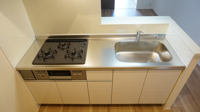 キッチン　お料理好きにはオススメのグリル付３口システムキッチン設置済♪