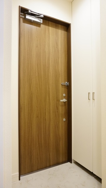 玄関　玄関には下駄箱があるのでスッキリとした空間を保てます