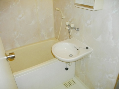 洗面設備　浴室内にある洗面台です☆