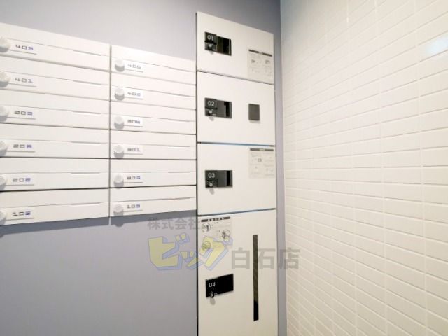 エントランス　留守中でも荷物が受け取れて便利な宅配ＢＯＸ完備しています♪