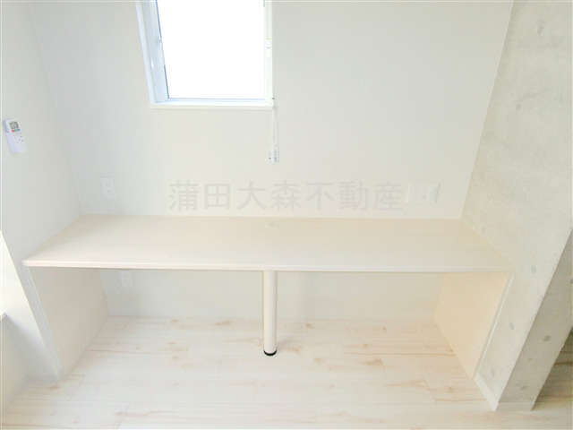 収納　収納　デスクやTVボードとしても使えそうな作り付けの棚！