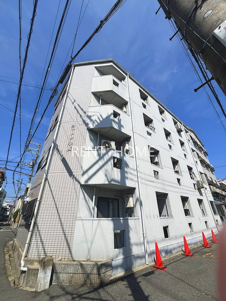 建物外観　鉄骨造４階建てマンション