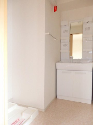 洗面設備　ゆったりとスペースのある洗面所