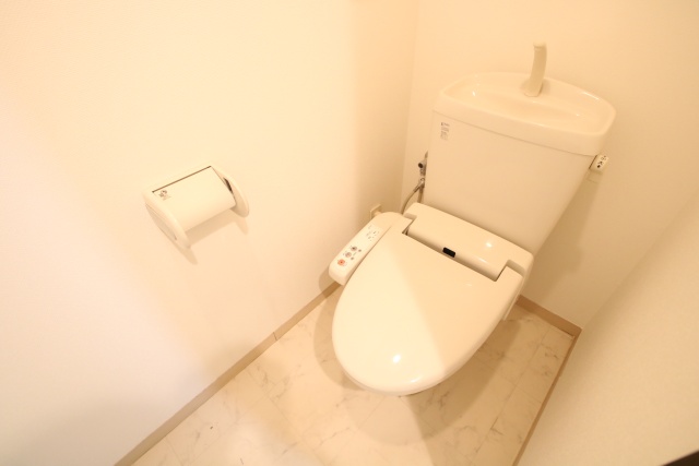 トイレ　※別室の参考写真の為、現況優先です。