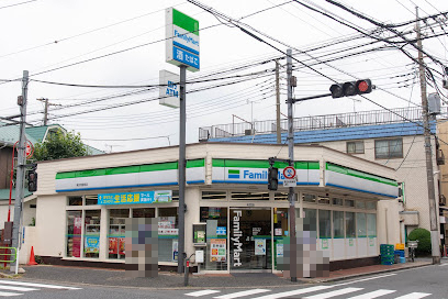コンビニ　ファミリーマート 東伏見駅前店（コンビニ）まで19m