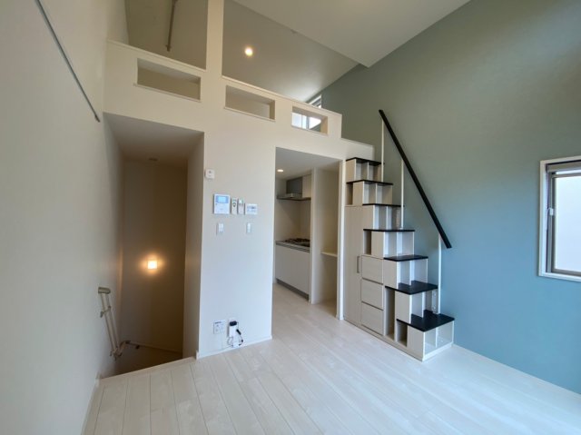 居室・リビング　手すり付きの階段で昇り降りも安心※105号室