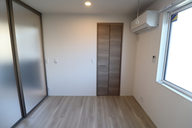 その他部屋・スペース　洋室５．３帖？バルコニー側