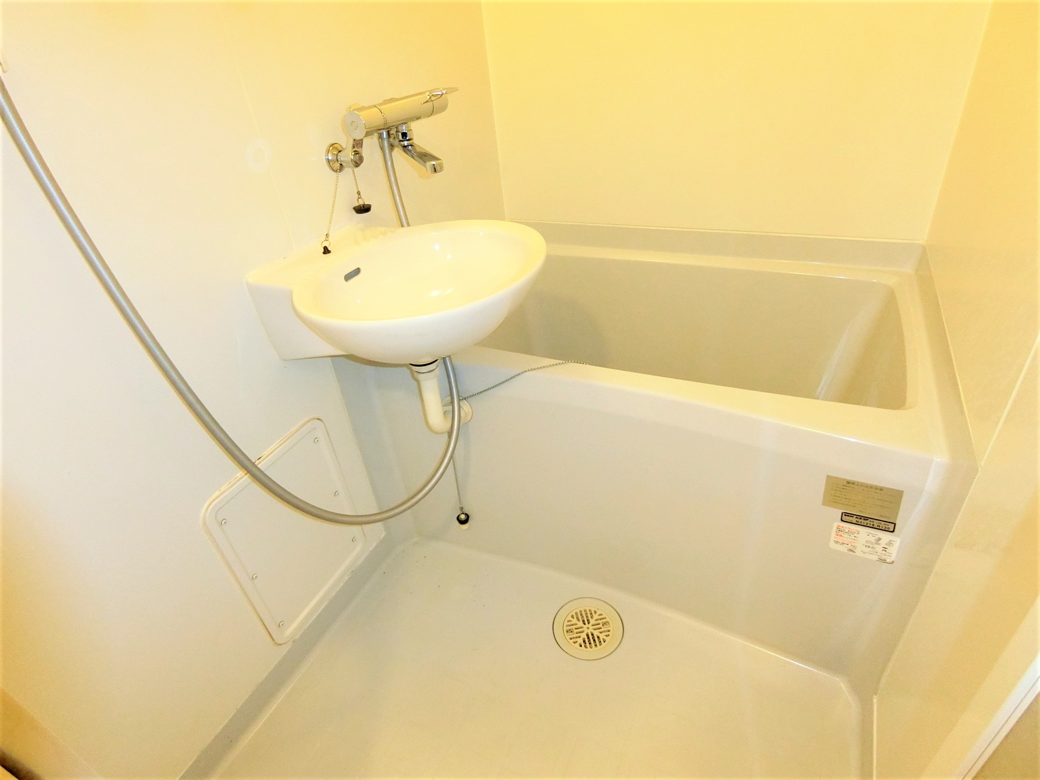 バス・シャワールーム　浴室乾燥機付なので雨の日でも洗濯物を干せます☆