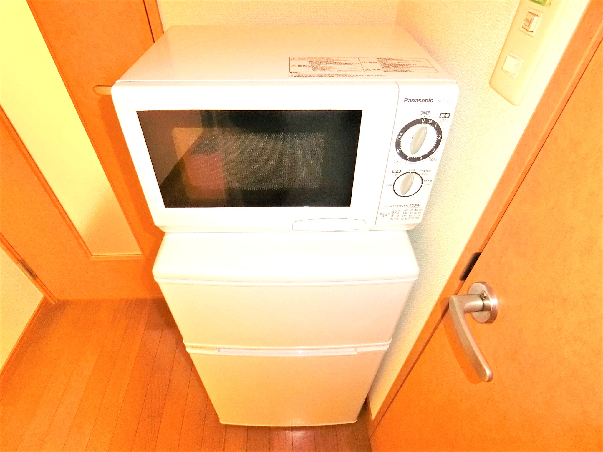 収納　キッチンに2ドア冷蔵庫と電子レンジを完備です☆