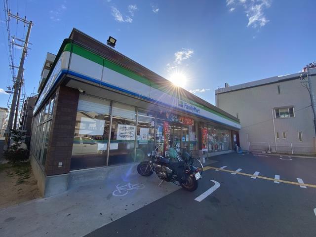 コンビニ　ファミリーマート（コンビニ）まで275m