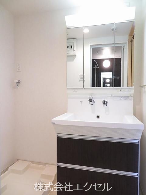 洗面設備　忙しい朝に嬉しいシャワー付洗面台です。