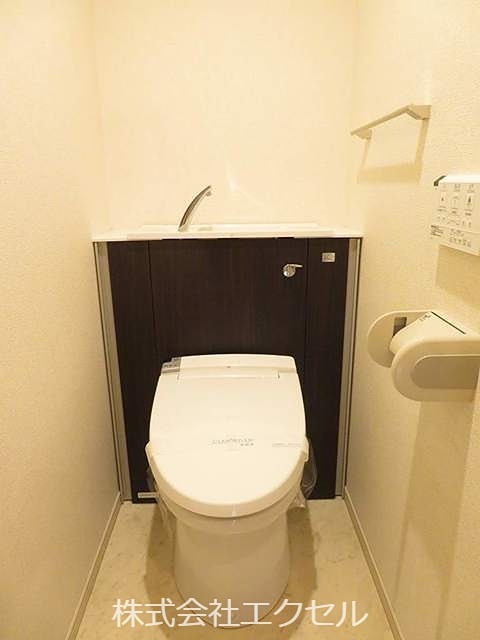 トイレ　温水洗浄便座完備です。