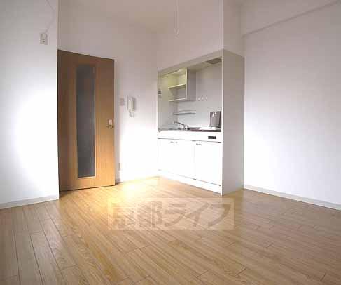 居室・リビング　広いキッチンルーム。