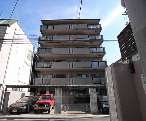 建物外観　桃山エリアに建つ鉄筋コンクリートのしっかりマンション。