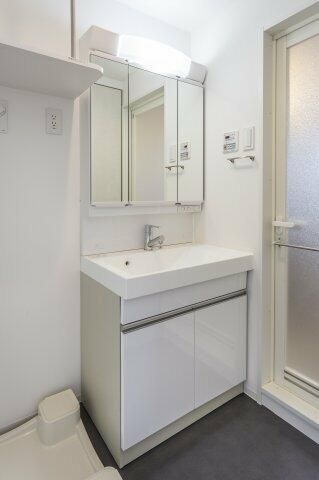 洗面設備　コンパクトで使いやすい洗面所