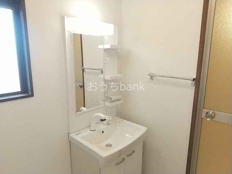 洗面設備　使い勝手の良い、シャワー付き洗面台完備！