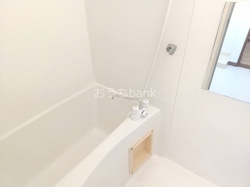 バス・シャワールーム　清潔感のあるお風呂でホッと一息。