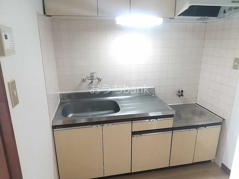 キッチン　キッチンは上部にも収納スペースあります。