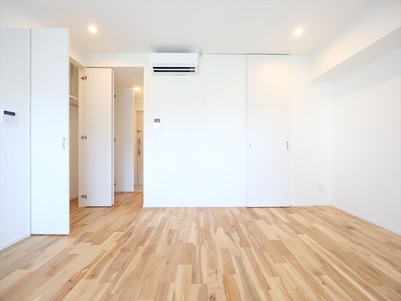 その他　洋室9.8帖　クローゼット付（収納充実してます）