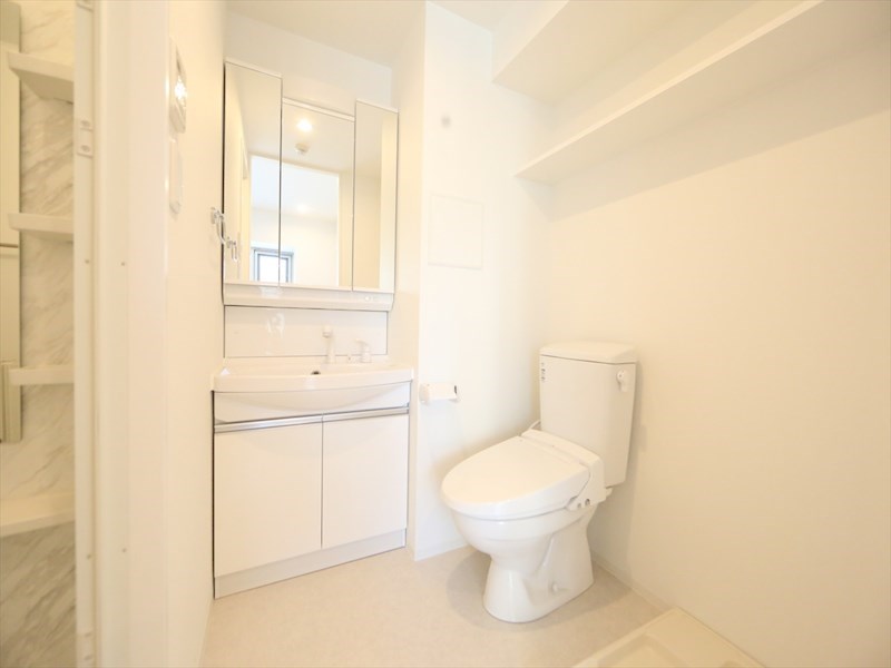 洗面設備　脱衣所　独立洗面台（シャンプードレッサー付）収納スペース有