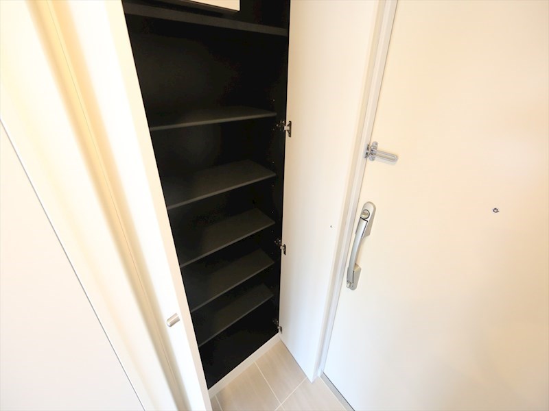 玄関　玄関　シューズボックス付（収納充実してます）