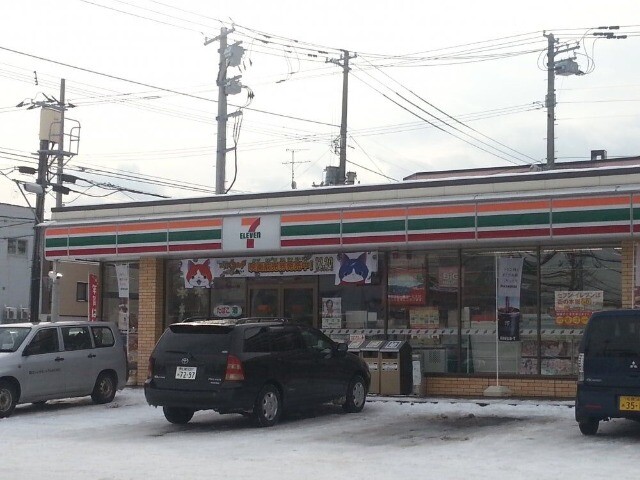コンビニ　セブンイレブン月寒東5条店（コンビニ）まで207m