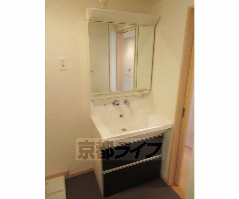 洗面設備　両サイドの鏡を開くと収納スペースになっています！