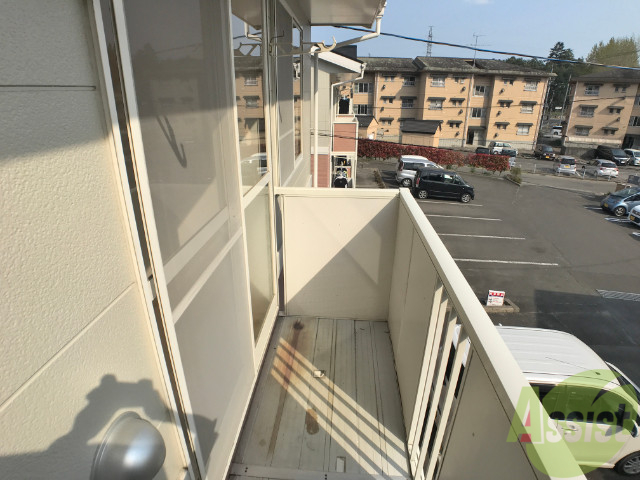 バルコニー　バルコニーは日当たりも良いので洗濯物もよく乾きそうですね。