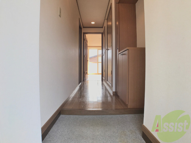 玄関　玄関を入ると廊下が各お部屋へいけますね。