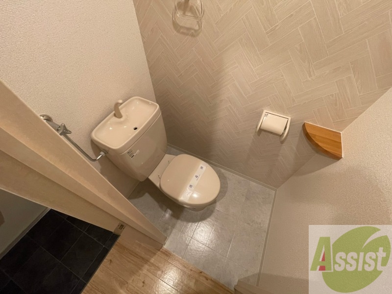 トイレ　トイレです。タオル掛けもついて便利ですね。