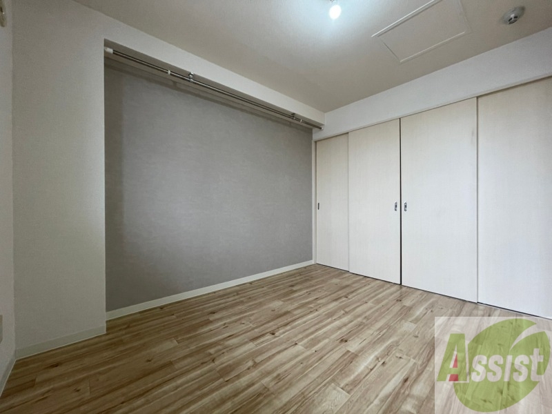 その他部屋・スペース　寝室はこちらです。光が差し込む、温かみのあるお部屋です。