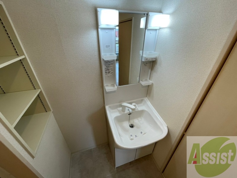 洗面設備　独立洗面台です。大きくてよいですね。シャンプーもできます。