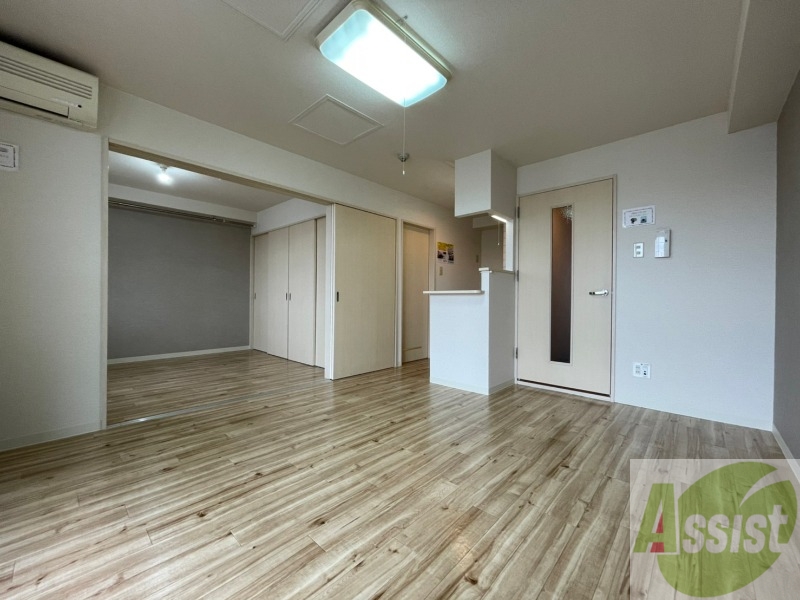 居室・リビング　リビングです。木目のフローリングが落ち着きますね。