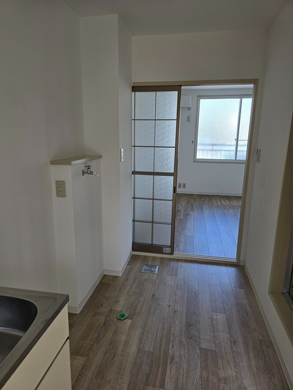 その他部屋・スペース　キッチンから洋室の様子