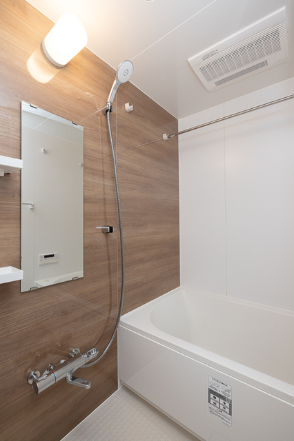 バス・シャワールーム　※写真は同タイプ住戸（反転タイプ）です。