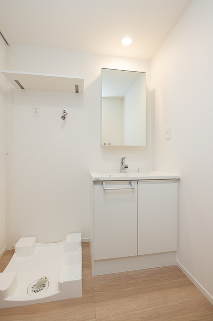 洗面設備　※写真は同タイプ住戸（反転タイプ）です。
