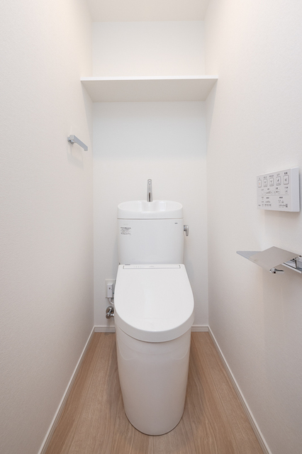 トイレ　※写真は同タイプ住戸（反転タイプ）です。