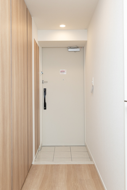 玄関　※写真は同タイプ住戸（反転タイプ）です。