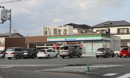 コンビニ　ファミリーマート（コンビニ）まで1786m