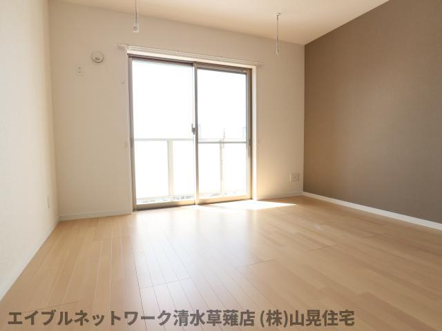 居室・リビング　こちらの居間で趣味の時間をお楽しみください