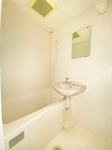 バス・シャワールーム　コンパクトで使いやすいお風呂です