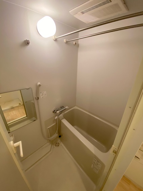 バス・シャワールーム　浴室乾燥機付きで便利です！