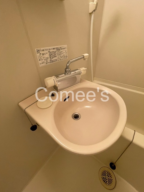 洗面設備　洗面台はバスルームに設置されています
